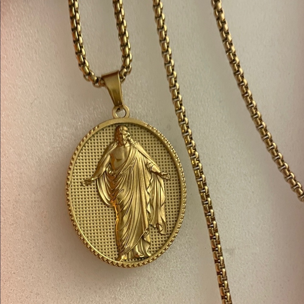 Unisex Gold plated Oval Religious Women necklace Pendant 22” Necklace NWOT